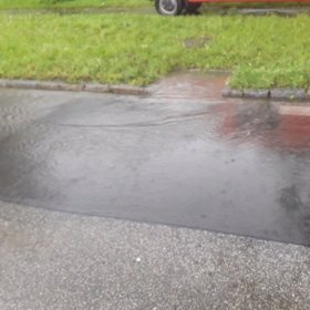 Někde nestíhaly kanály přijímat vodu, hasiči je museli čistit.