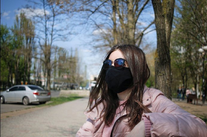 Upozornil samozřejmě na to, že nosit roušku či respirátor je důležité.