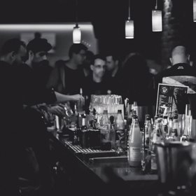 Žena zodpovědná za provoz restaurace se bude zpovídat ze spáchání přestupku dle krizového zákona. (ilustrační foto)