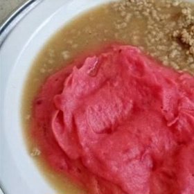 Bramborová kaše s řepou a mletým krůtím masem? Strava je dietní a vyvážená. Jen ten vzhled by člověka vyděsil...