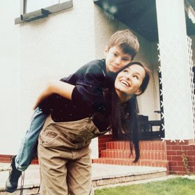 Monika Absolonová na archivní fotografii s bratrem.