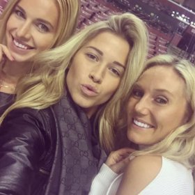 5. Navíc Veronika má také sexy kámošky a Jágr už je starý.