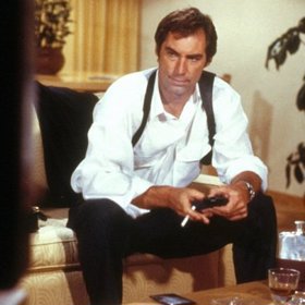 Timothy Dalton v Dechu života předvedl parádní výkon, a tak dva roky na to přišlo i pokračování.