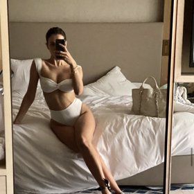 Po porodu má postavu jako víno.