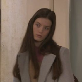 Kristýna chodí domů pořád zhulená.