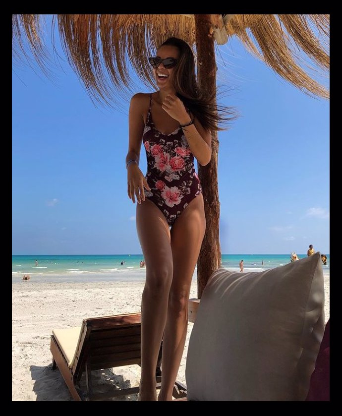 Monika ukázala postavu v plavkách.