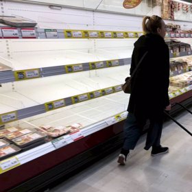 Mnoho lidí si nakoupilo zásoby.