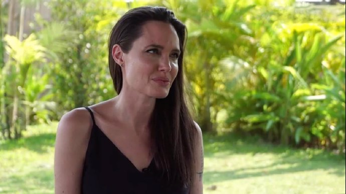 Emocionálně to pořád snáší lépe než Brad.