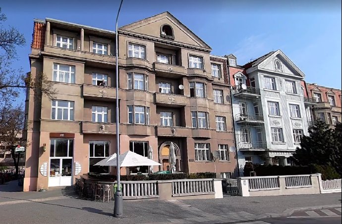 Byt na Hradčanech manželce věnoval v listopadu 2017.