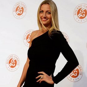 Černá Petře prostě sluší.