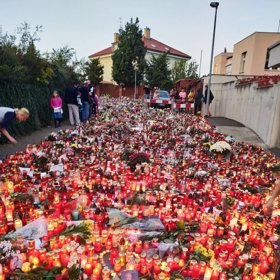 Vše mělo být v pondělí odklizeno, pietní místo ale nakonec zůstane zachováno déle.