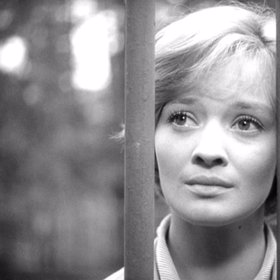 Blonďatá kráska Jana Brejchová ve filmu Vyšší princip.