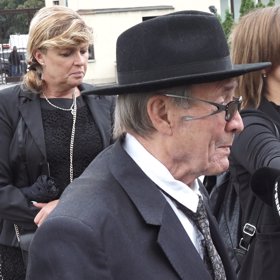 Rudolf Jelínek na pohřbu kamaráda Skopečka