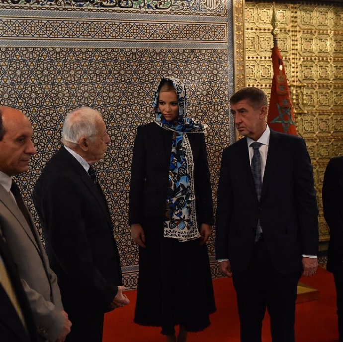 Monika Babišová si musela při návštěvě mauzolea Mohameda V. zakrýt hlavu šátkem.
