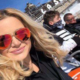 Monika s rodinkou na horách.