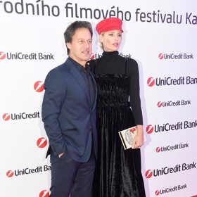 Na festivalu v Karlových Varech to páru moc slušelo.