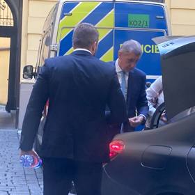 Andrej Babiš dorazil k soudu.