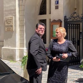 Na pohřeb Michálika dorazila hejtmanka Středočeského kraje Petra Pecková.