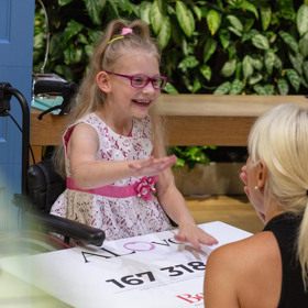 Zakoupením náramku pomohli zákazníci ALOve statečné holčičce Leonce Plintové na cestě ke zdraví.