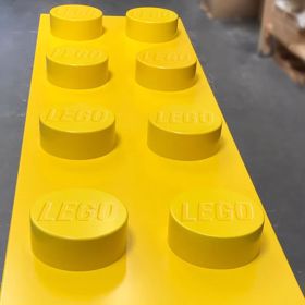 Celý život byl hračička, tak proč by nestrávil věčnost v legu?