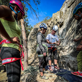Lezení po skalách si vyzkoušela i Jana Černochová a Tom Phillip.