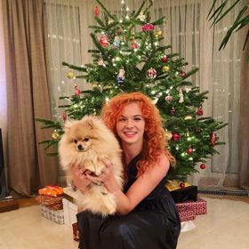 Siniaková je velice pohledná mladá žena.