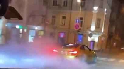 FOTO: Řidiči se nejspíš vzhlédli v sérii Rychle a zběsile.