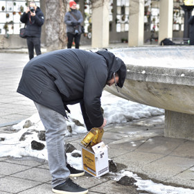 Pohřeb punkové ikony Hoška o alkohol rozhodně ochuzen nebyl.