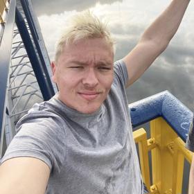 Příteli Shopaholic Adel by prý chtěl vyrazit zuby. Ty zbylé. 