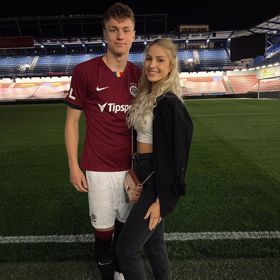 Adam Karabec randí s nádhernou blondýnkou.