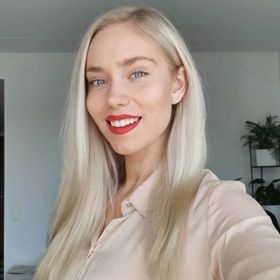 Při pohledu na Roosu se zasní nejeden muž.