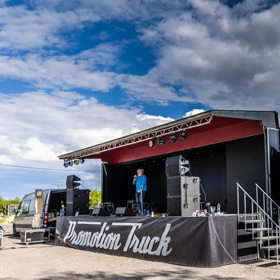 Truck se umí rozložit na pódium.