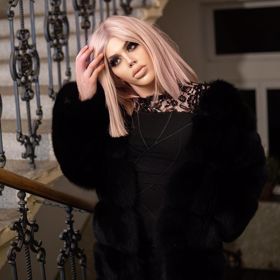 Dokonalý makeup a účes jsou jeho nedílnou součástí.