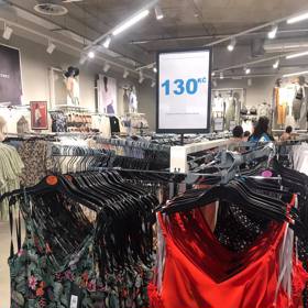 Podobná tílka v pražském Primarku. Sortiment se značně liší.