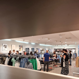 Není divu, že se po tak dlouhé době lidé těšili na nákupy. Faktem je, že hygienická opatření se zatím dodržují.