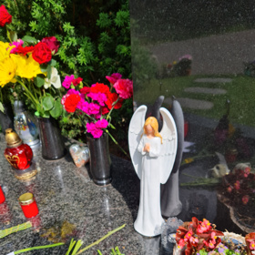 Je vidět, že se rodina o hrob vzorně stará.