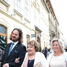 Jiřina Bohdalová s doprovodem.