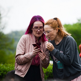 Prahou prošel průvod odpůrců potratů, lidé manifestovali i za právo na ně.
