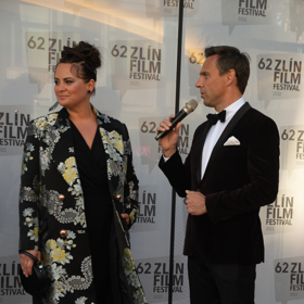 Její účes komentoval i roman Vojtek.