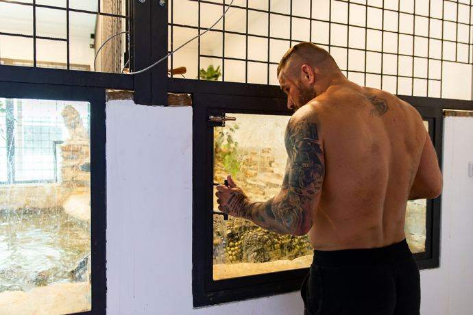 Karlos Vémola doma chová plno zvířat.