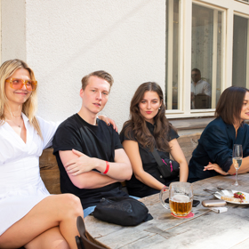 Simona Lewandowská vlevo, Vojtěch Vodochodský a na konci Beáta Kaňoková