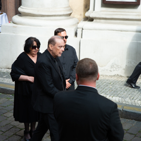 Štefan Margita jde k rakvi s milovanou Haničkou.