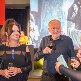 Nejraději chodí do baru kousek od domu.