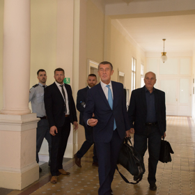 Andrej Babiš se svým doprovodem. Nechyběli ani bodyguardi. 
