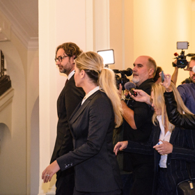 Manželka bývalého premiéra Monika Babišová odmítla odpovědět přítomným novinářům na jejich dotazy. 