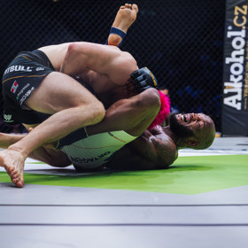 Duel Davida Kozmy a Alexe Lohorého ve čtvrtfinále Tipsport Gamechangeru Oktagonu MMA.