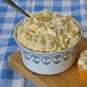 Vajíčkový salát je po Velikonocích ve velké oblibě. 