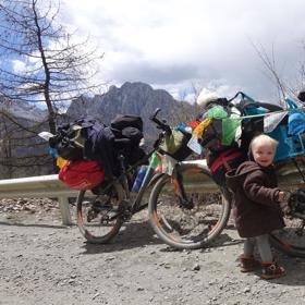 Malý Saša a jeho sestra Zara vystoupali ke kempu u Mount Everestu.