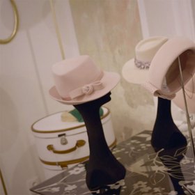 Kloboučky jsou elegantní v každé situaci.