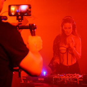 DJ Lucca vypadá úžasně i přes to, že jí už není dvacet.